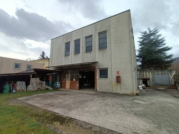 locale commerciale in vendita a Scoppito