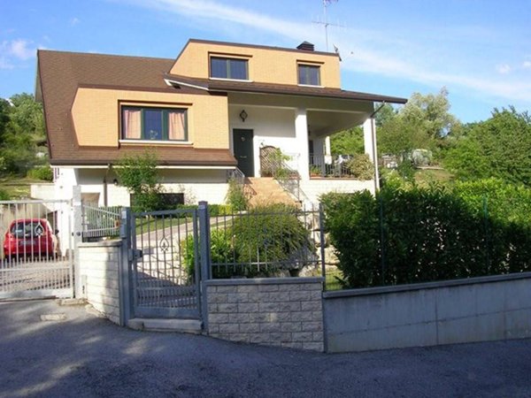 casa indipendente in vendita a Scoppito in zona Santa Maria