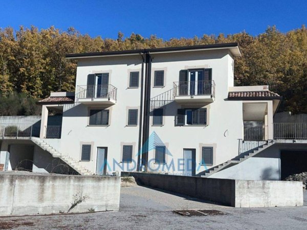 casa indipendente in vendita a Scoppito
