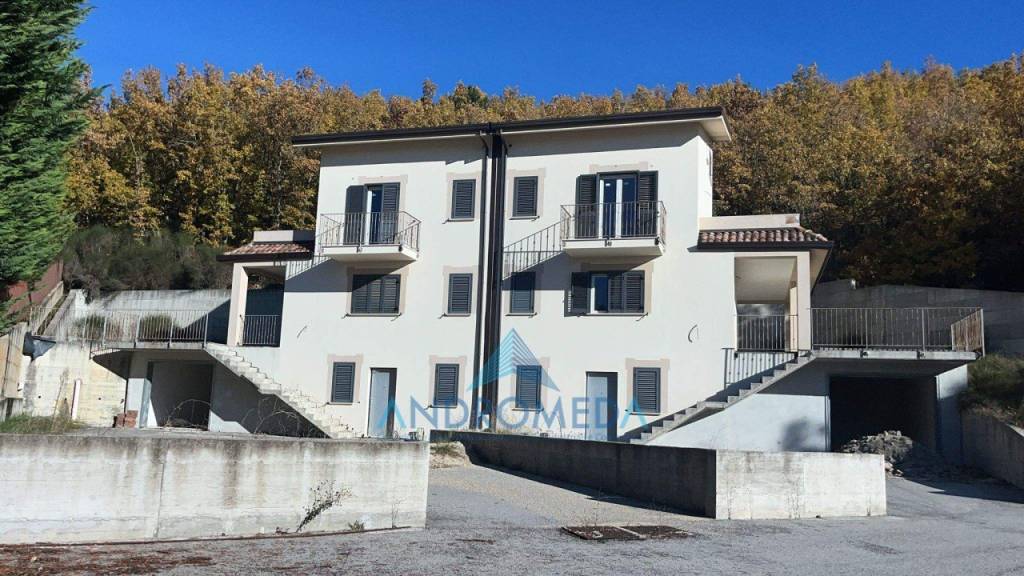 casa indipendente in vendita a Scoppito