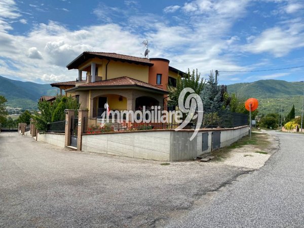casa indipendente in vendita a Scoppito