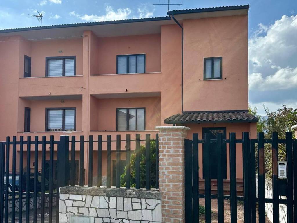 casa indipendente in vendita a Scoppito