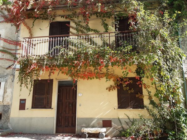 esavano in vendita a Scoppito in zona Sella di Corno