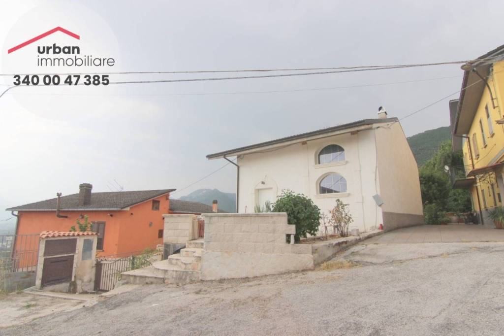 casa indipendente in vendita a Scoppito in zona Cave