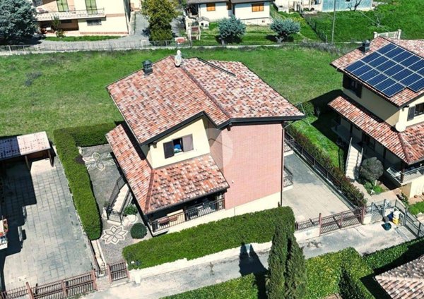 casa indipendente in vendita a Scoppito