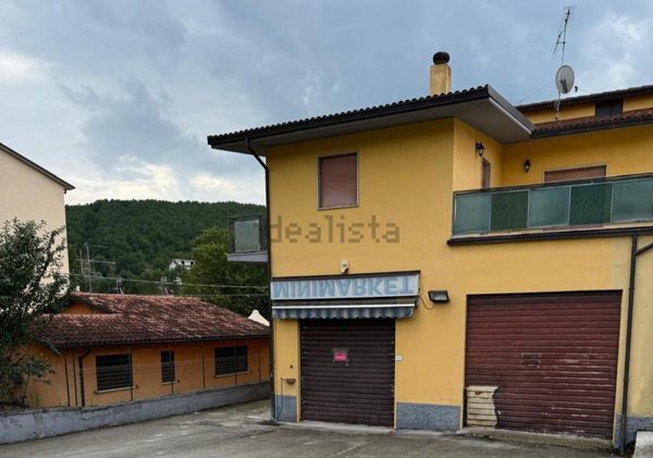locale commerciale in vendita a Scoppito