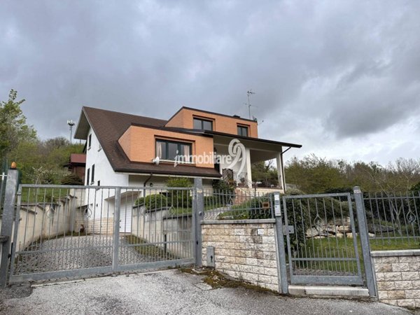 casa indipendente in vendita a Scoppito