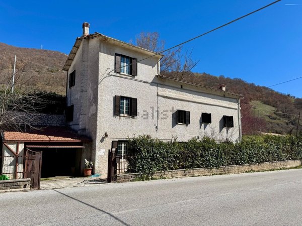 quadrivano in vendita a Scoppito in zona Vigliano