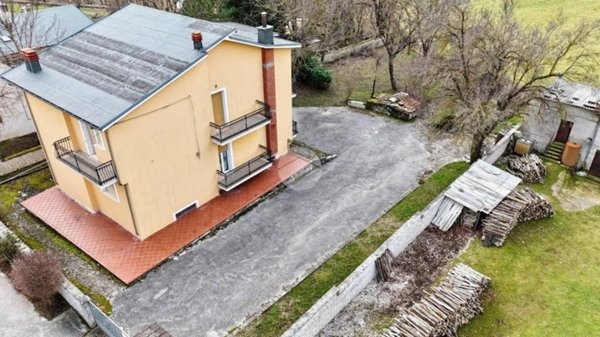 casa indipendente in vendita a Scoppito in zona Vigliano