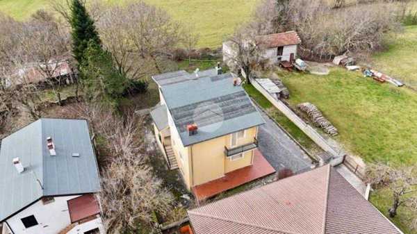 casa indipendente in vendita a Scoppito in zona Vigliano