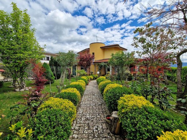 casa indipendente in vendita a Scoppito