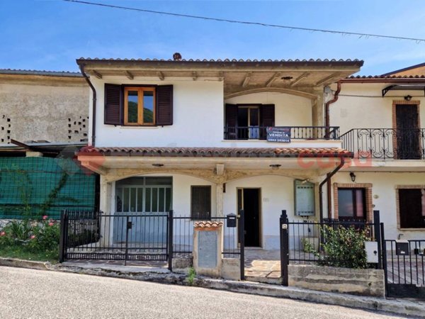 casa indipendente in vendita a Scoppito in zona Forcellette