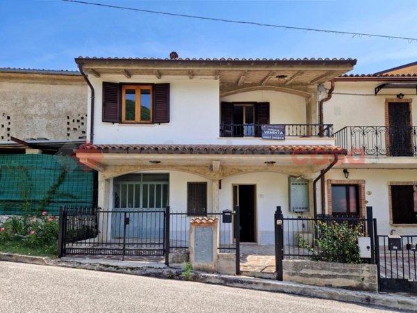 casa indipendente in vendita a Scoppito in zona Forcellette