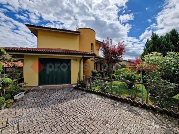 casa indipendente in vendita a Scoppito