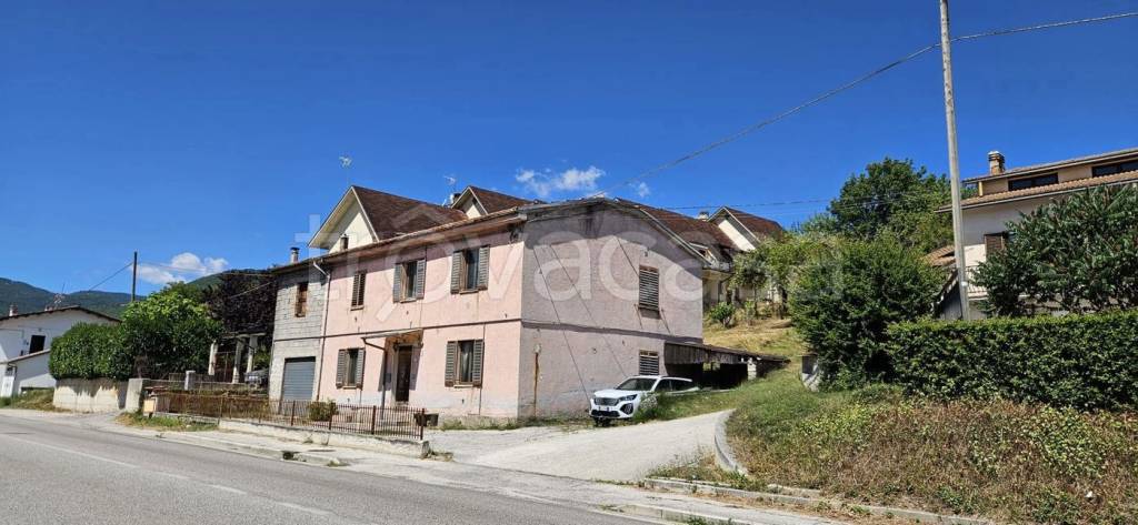 casa indipendente in vendita a Scoppito in zona Civitatomassa