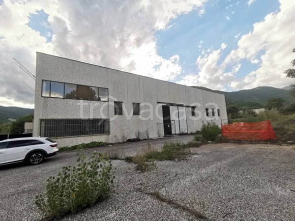 locale commerciale in vendita a Scoppito