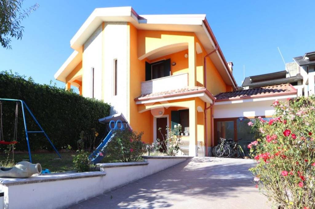 casa indipendente in vendita a Scoppito