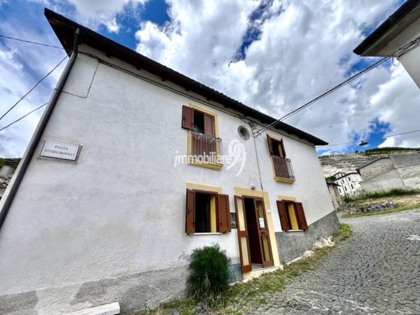casa indipendente in vendita a Scoppito in zona Vigliano