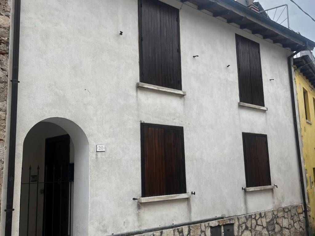 casa indipendente in vendita a Scoppito