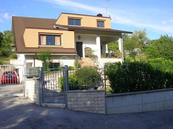 casa indipendente in vendita a Scoppito in zona Santa Maria