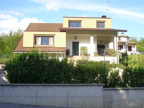 casa indipendente in vendita a Scoppito in zona Santa Maria