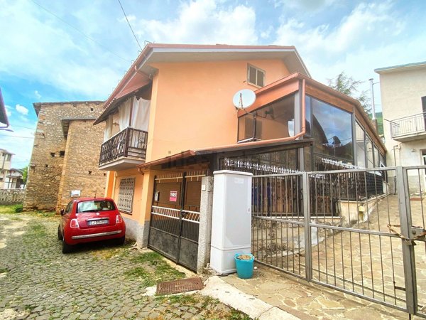 casa indipendente in vendita a Scoppito in zona Sella di Corno
