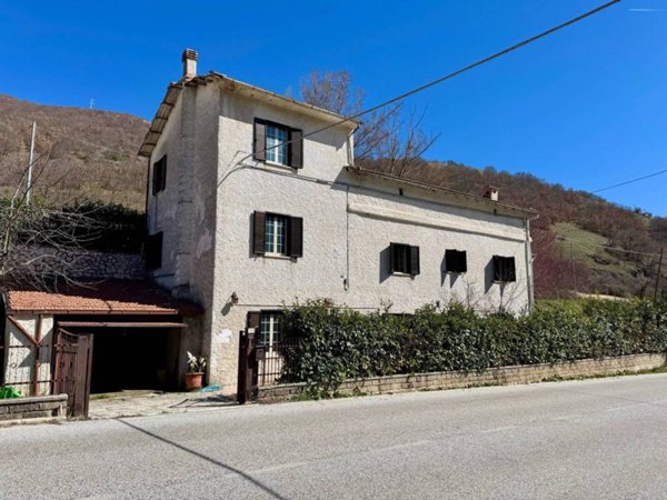 casa indipendente in vendita a Scoppito in zona Vigliano