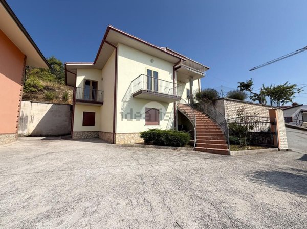 casa indipendente in vendita a Scoppito in zona Cave