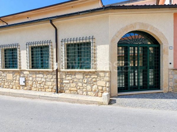 locale commerciale in vendita a Scoppito in zona Madonna della Strada
