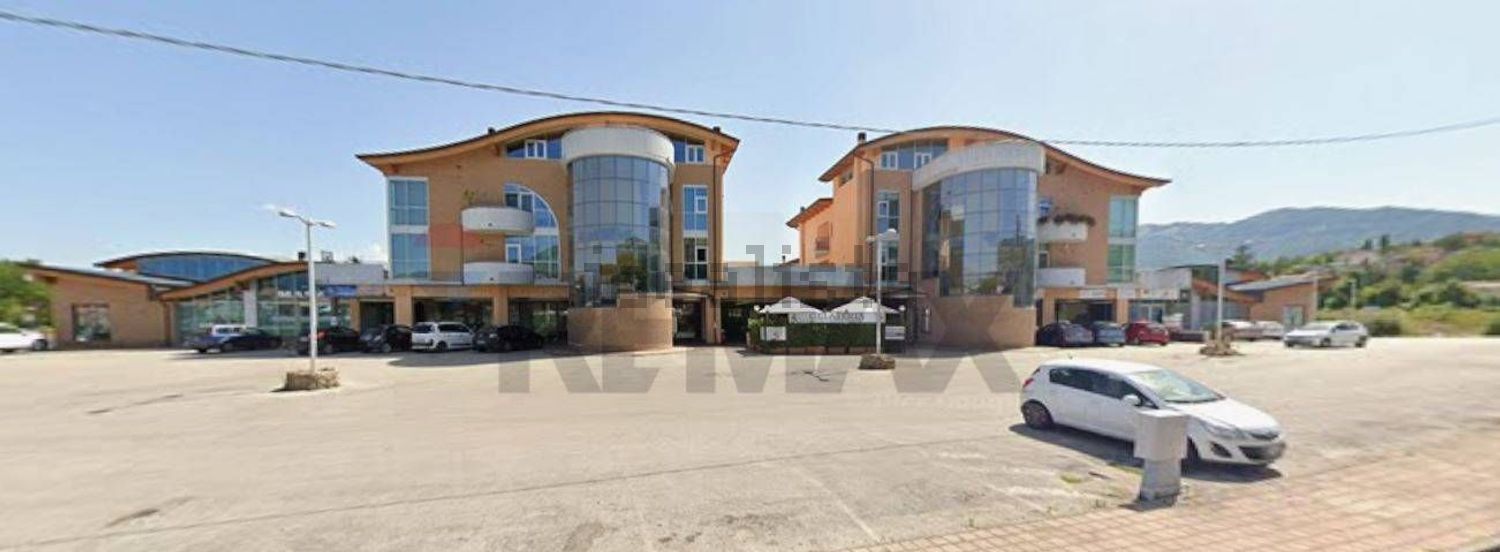 locale commerciale in vendita a Scoppito