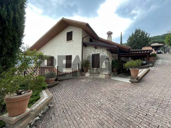 casa indipendente in vendita a Scoppito in zona Cave