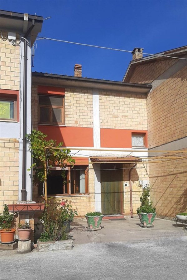 casa indipendente in vendita a Scurcola Marsicana
