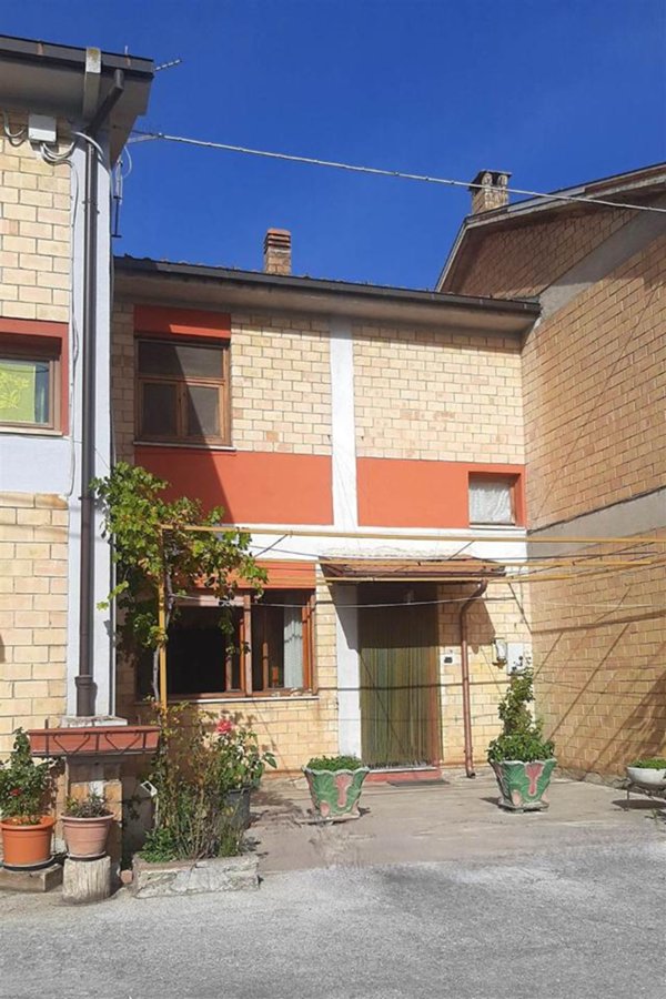 casa indipendente in vendita a Scurcola Marsicana