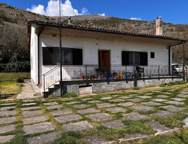 casa indipendente in vendita a Scurcola Marsicana