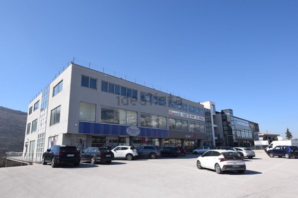 locale commerciale in vendita a Scurcola Marsicana