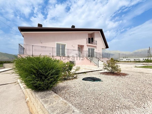 casa indipendente in vendita a Scurcola Marsicana in zona Cappelle dei Marsi
