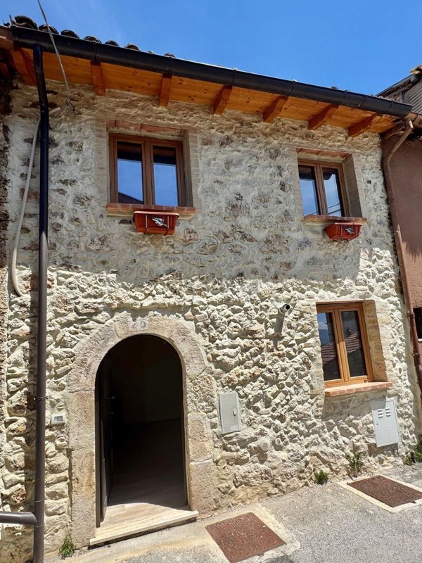 casa indipendente in vendita a Scurcola Marsicana