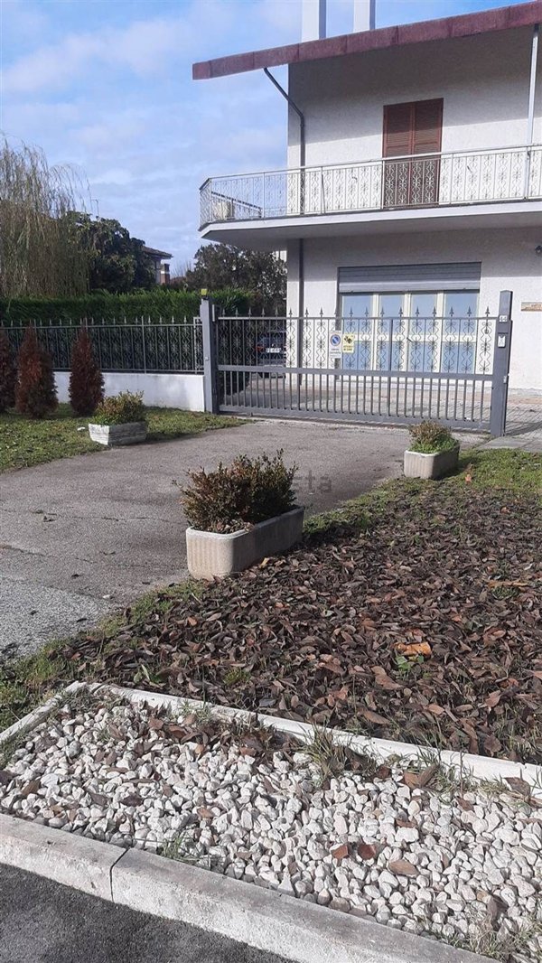 locale commerciale in vendita a Scurcola Marsicana
