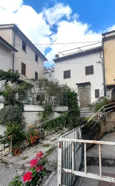 casa indipendente in vendita a Scurcola Marsicana in zona Cappelle dei Marsi