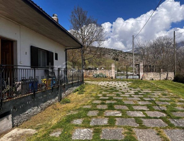 casa indipendente in vendita a Scurcola Marsicana in zona Cappelle dei Marsi