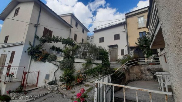casa indipendente in vendita a Scurcola Marsicana in zona Cappelle dei Marsi