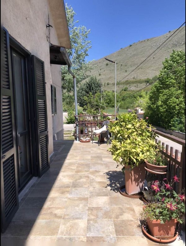 casa indipendente in vendita a Scurcola Marsicana in zona Cappelle dei Marsi