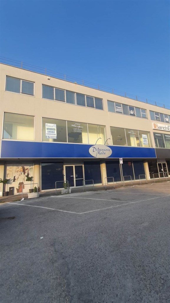 negozio in vendita a Scurcola Marsicana in zona Cappelle dei Marsi