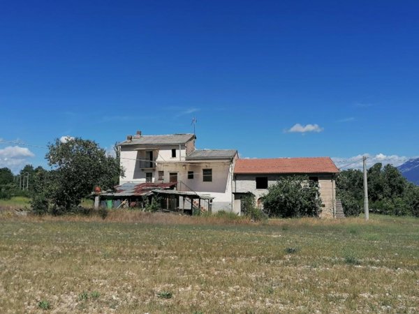 casa indipendente in vendita a Sulmona in zona Albanese