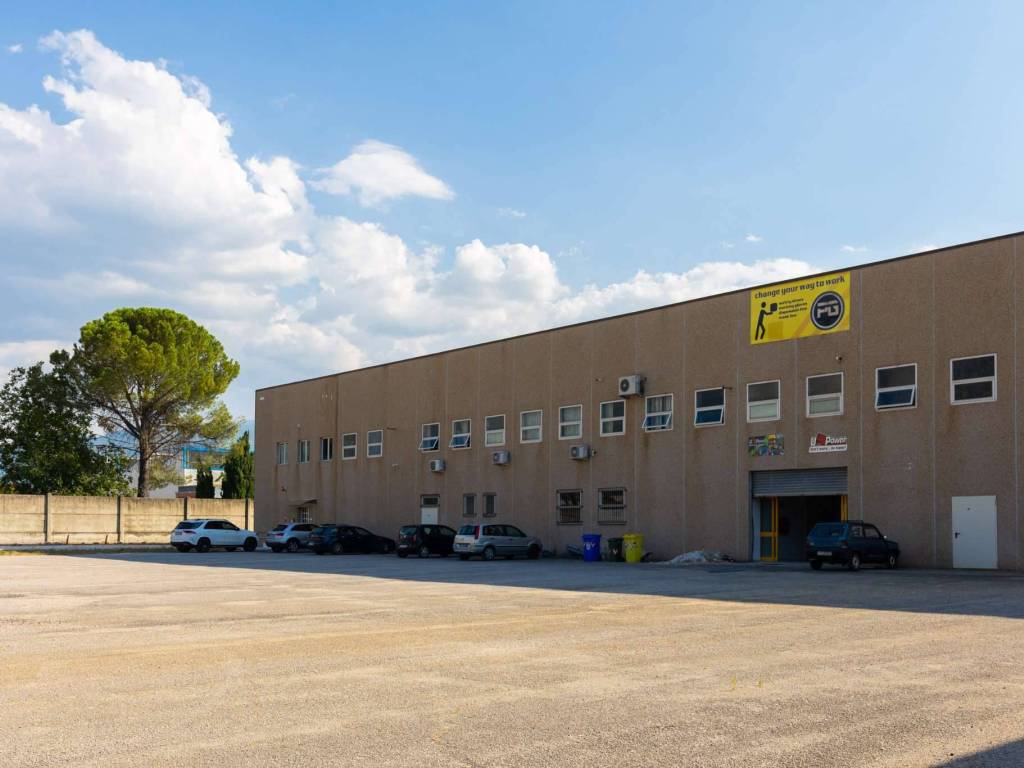 locale commerciale in vendita a Sulmona