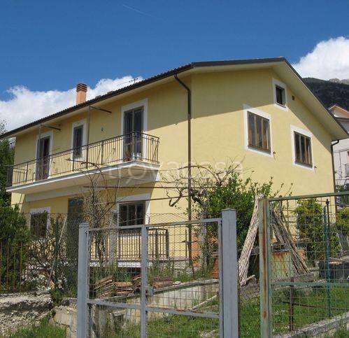 casa indipendente in vendita a Sulmona in zona Fonte d'Amore