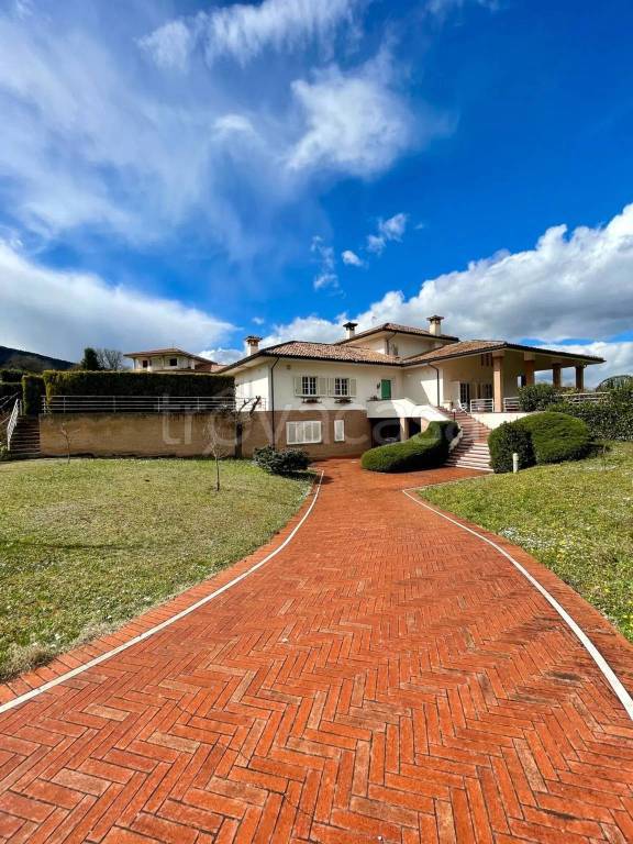 casa indipendente in vendita a Sulmona in zona Albanese