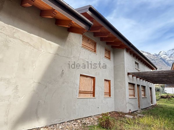 casa indipendente in vendita a Sulmona in zona Marane