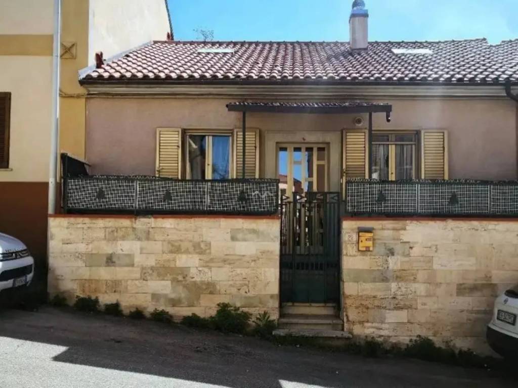 casa indipendente in vendita a Sulmona