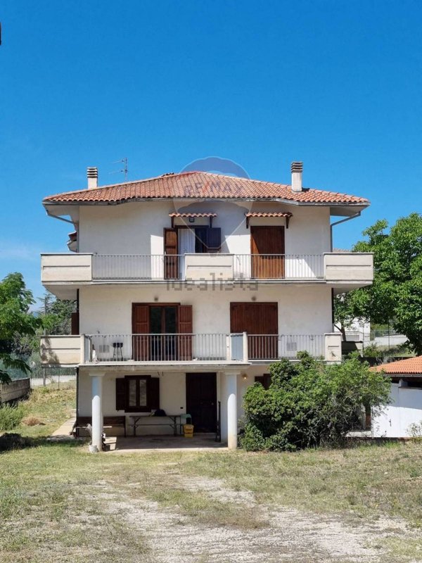 casa indipendente in vendita a Sulmona in zona Badia/Bagnaturo